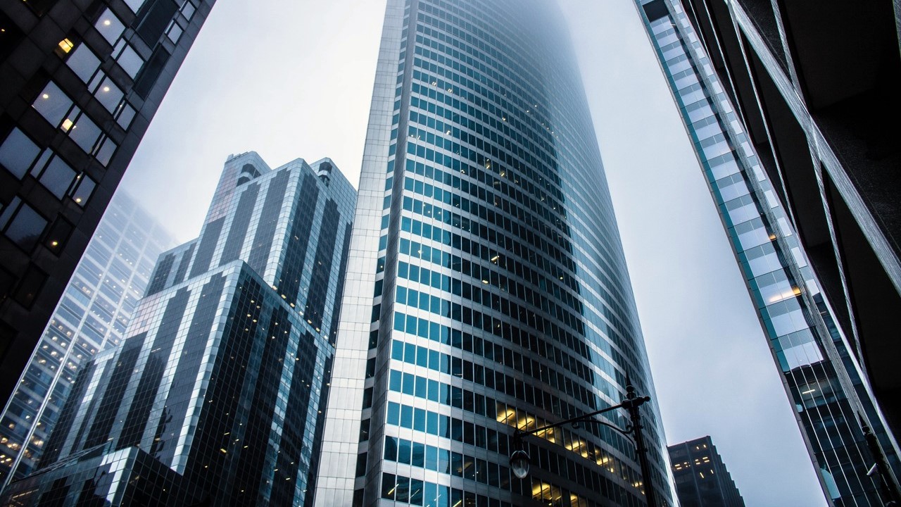 Fotografía edificios corporativos vista desde abajo